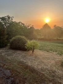Lever de soleil sur le grand balcon en pierre.