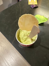 Restaurante italiano con gelatos riquísimos y buen servicio