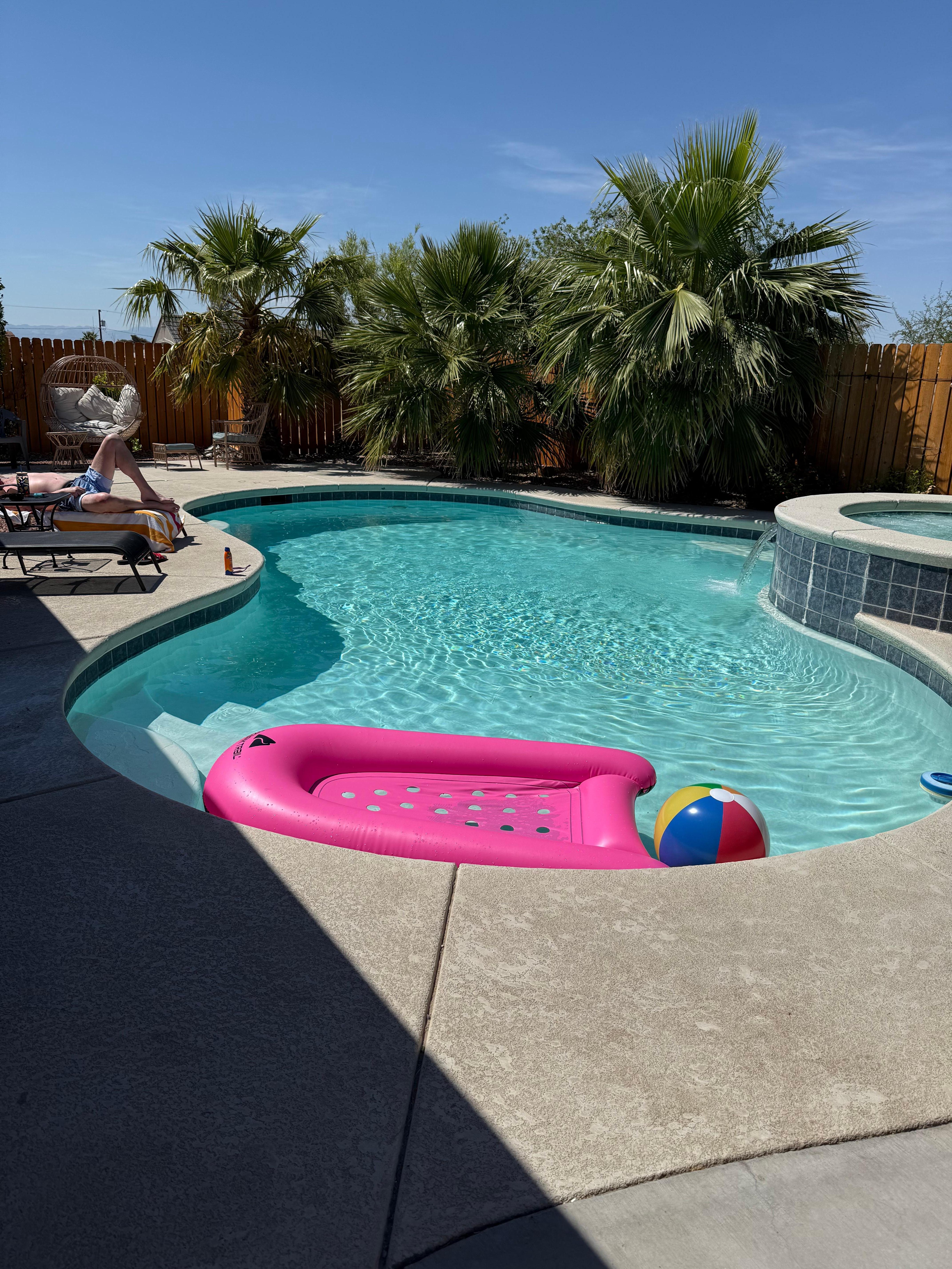 No spray fountains.  Pool lounger I purchased. 