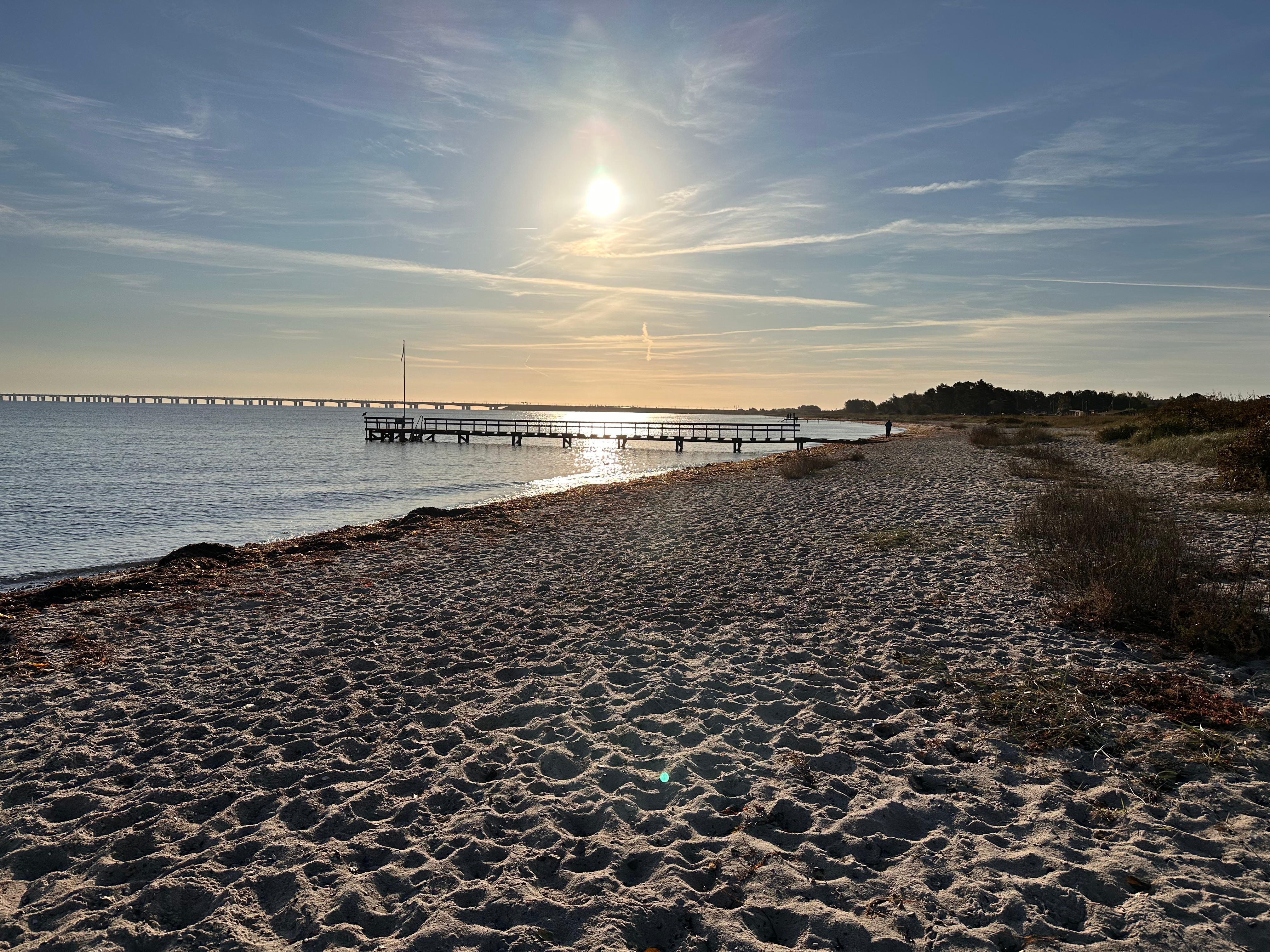 Morgensol fra stranden lige ud for hotellet