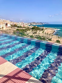 Pool på 3: e vån. Utsikt mot lilla staden/ stranden.