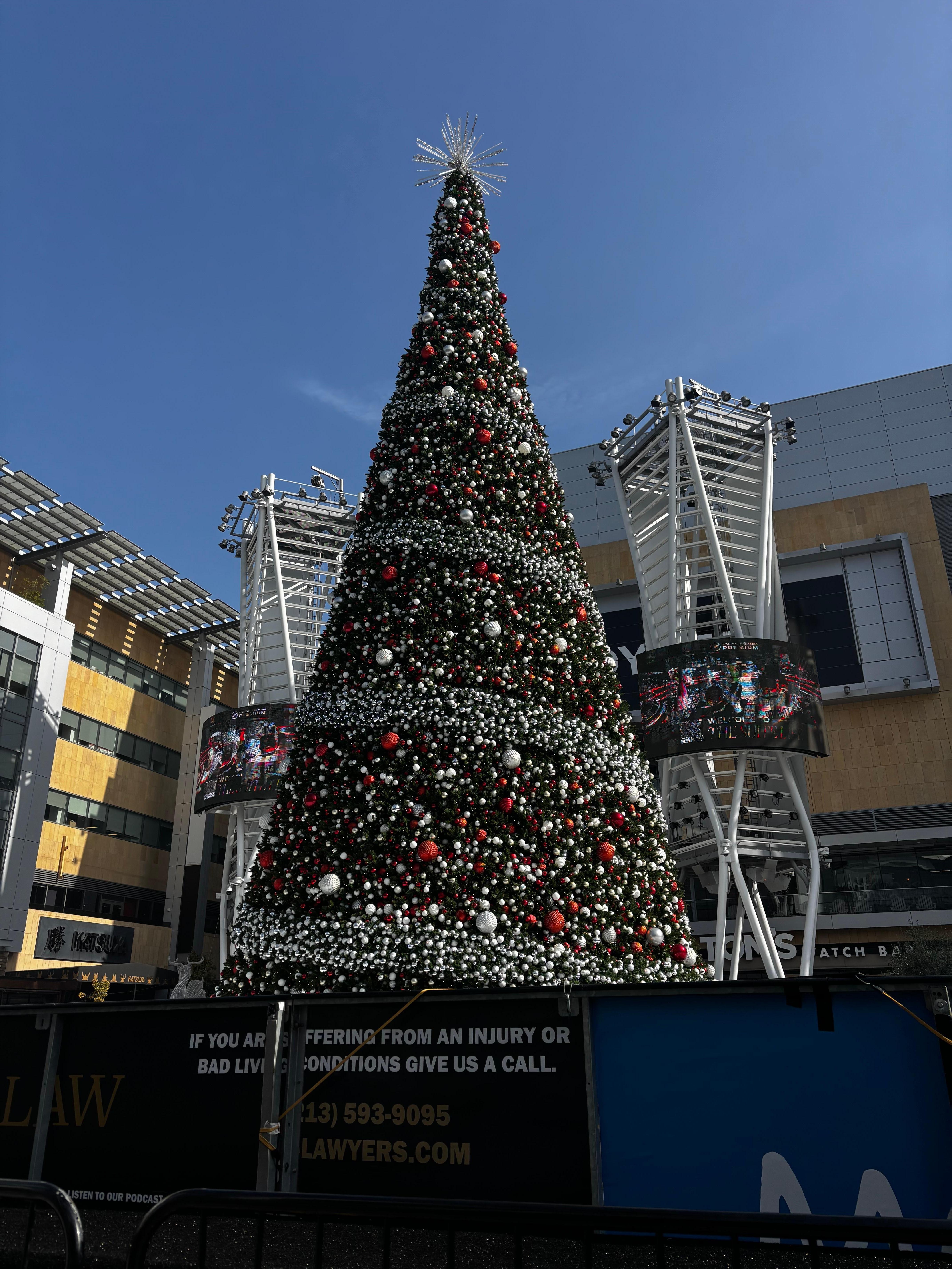 Enjoyed the Ice Skating rink right outside the hotel (seasonal).