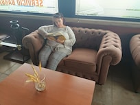 En la biblioteca del hotel