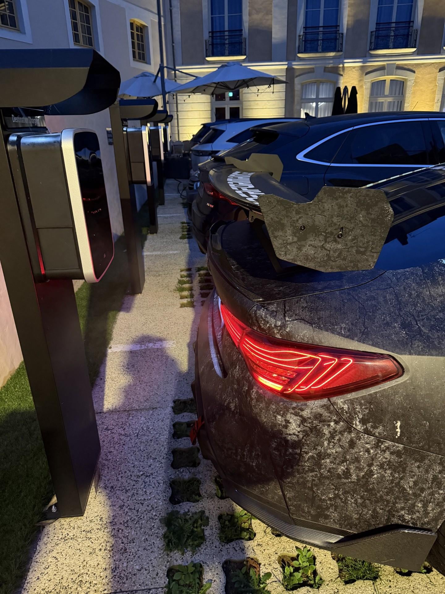 vehicules non éléctriques sur des places elec, les vehicules electriques ne sont meme pas branchés. Choix très mauvais de placer les bornes de recharge sur ce petit parking devant l'entrée