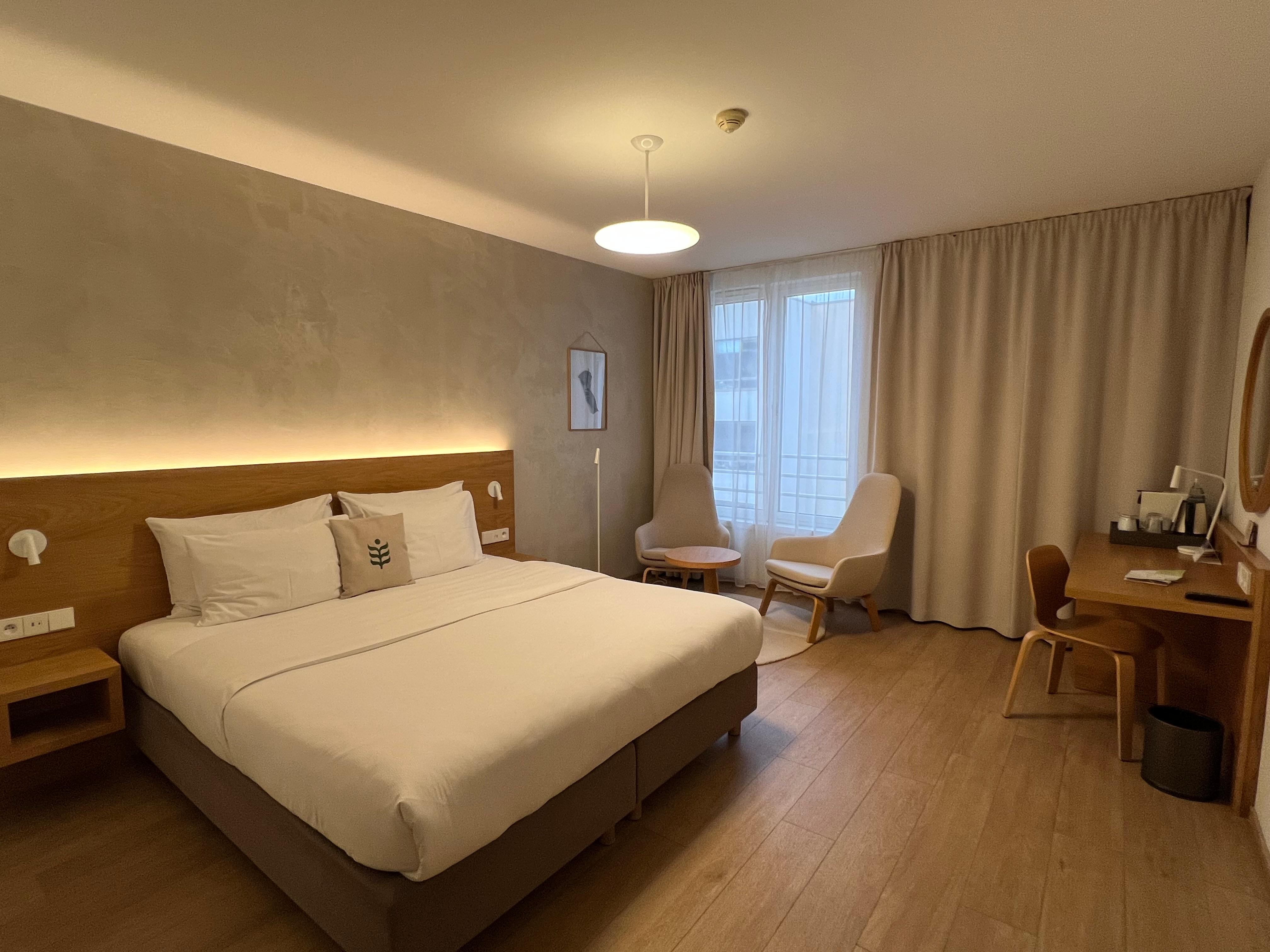 Room clean and quiet (maybe due to facing inner yards by which you can see and be seen)