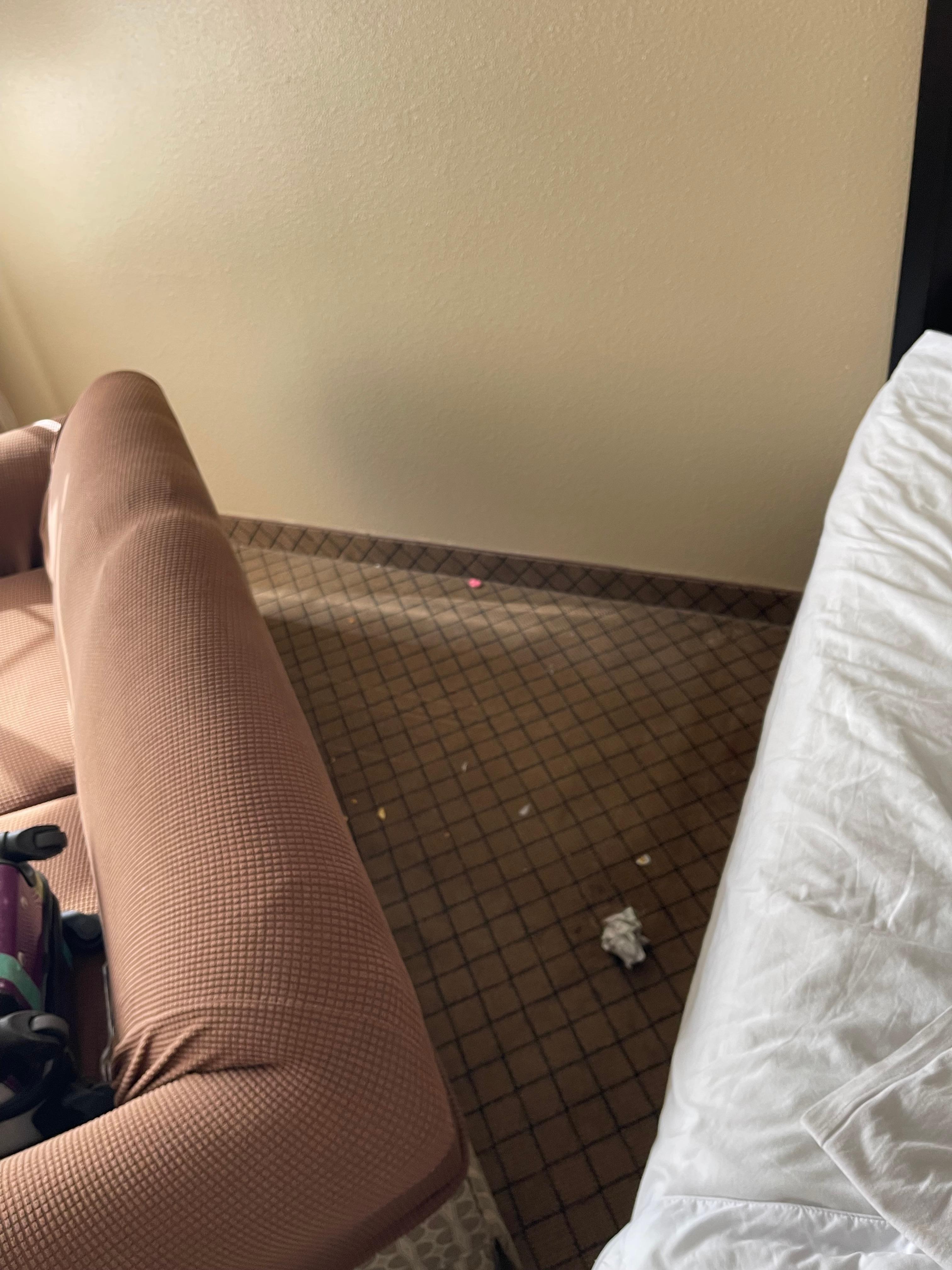 Hinter dem Sofa nicht gereinigt. 