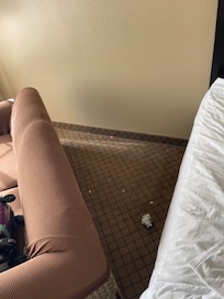 Hinter dem Sofa nicht gereinigt.