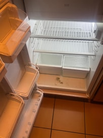 Moisissures dans le frigo et odeur nauséabonde