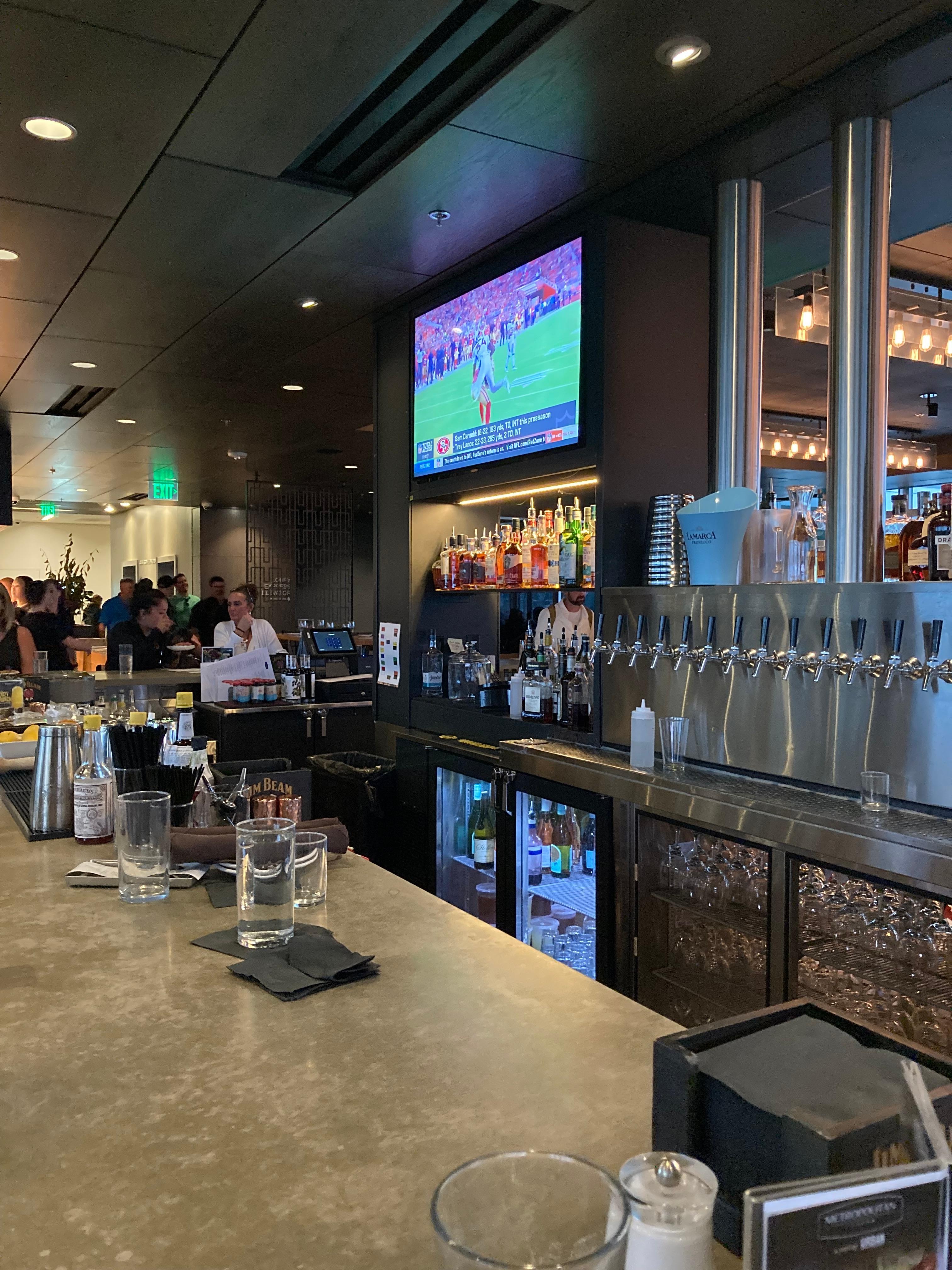 Bar de lâhĂŽtel avec une partie panoramique (Ă rĂ©server)