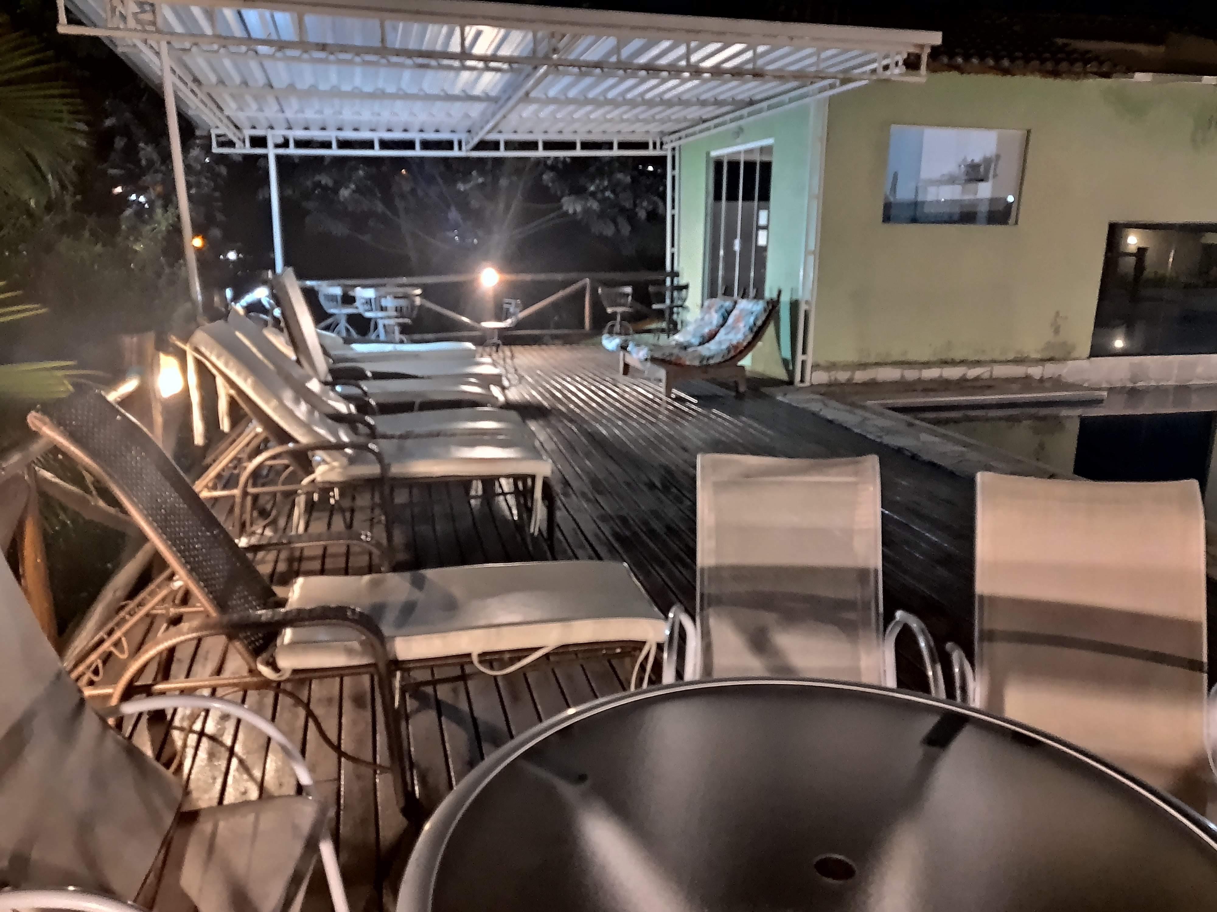 Vista noturna da piscina