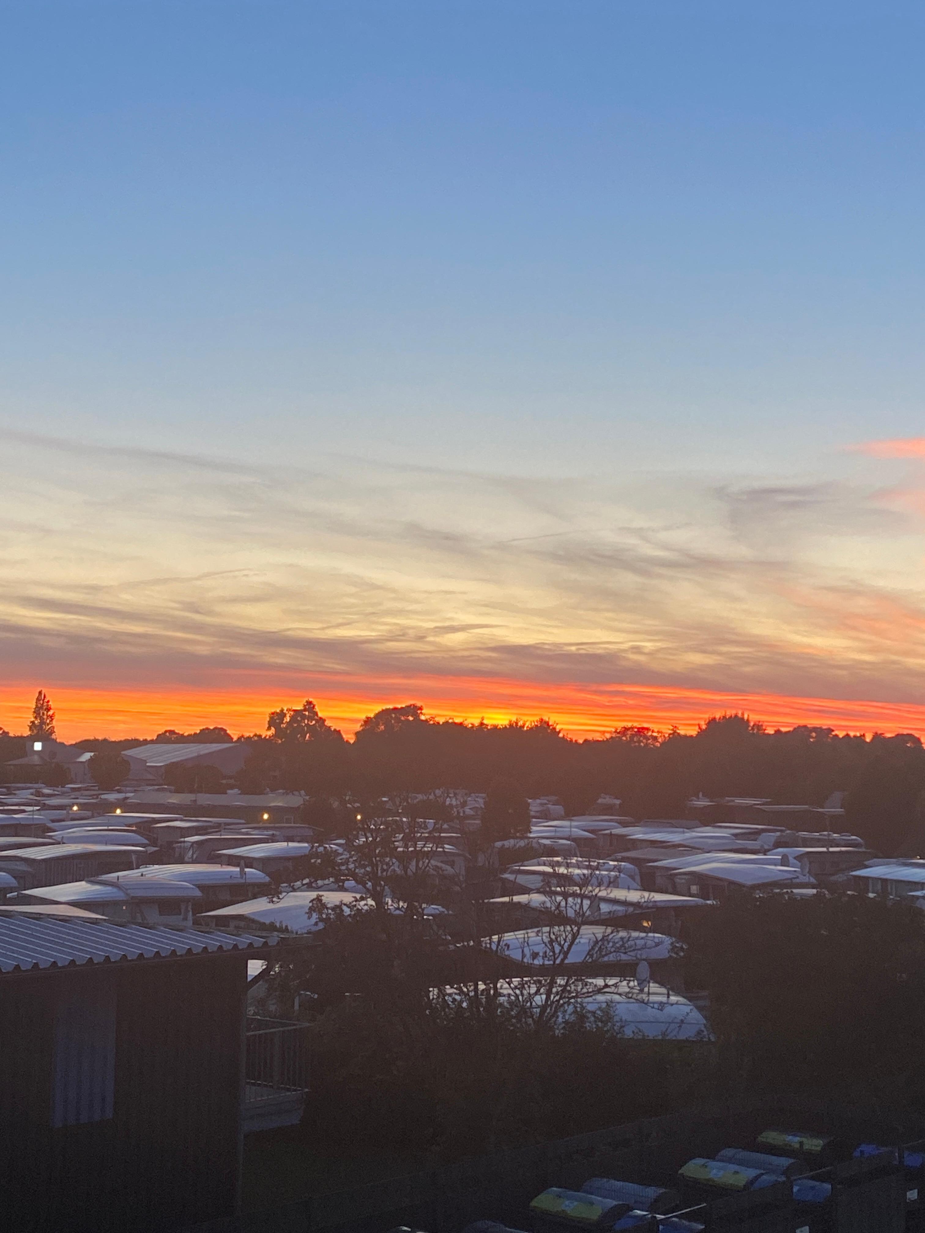 Gerader Blick vom Balkon über den Campingplatz 