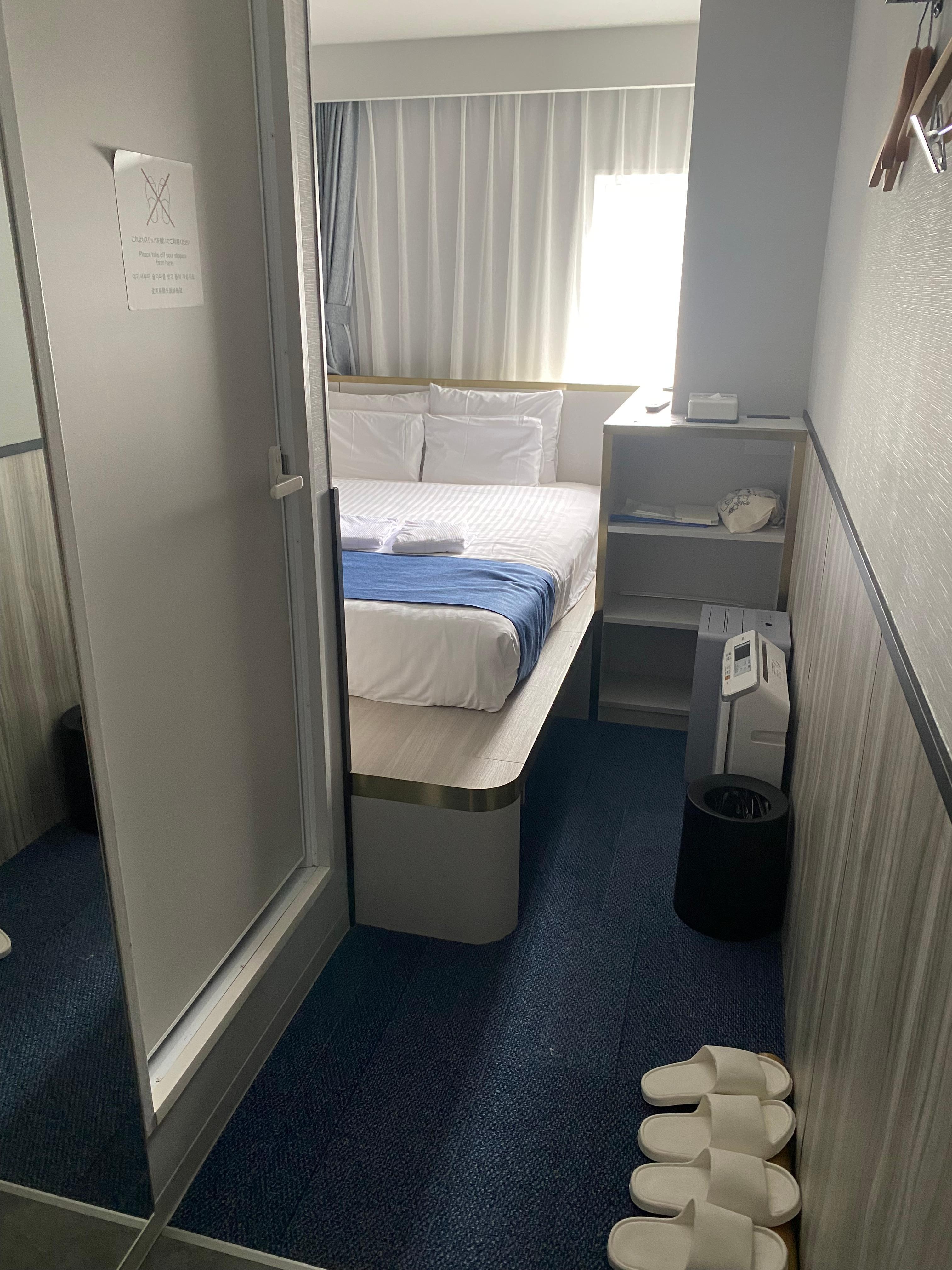 部屋に入った瞬間、これは狭い！と思いました。
