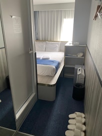 部屋に入った瞬間、これは狭い!と思いました。