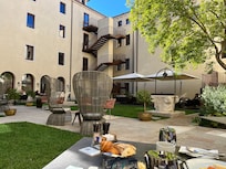 Pátio interno para café da manhã e drinks