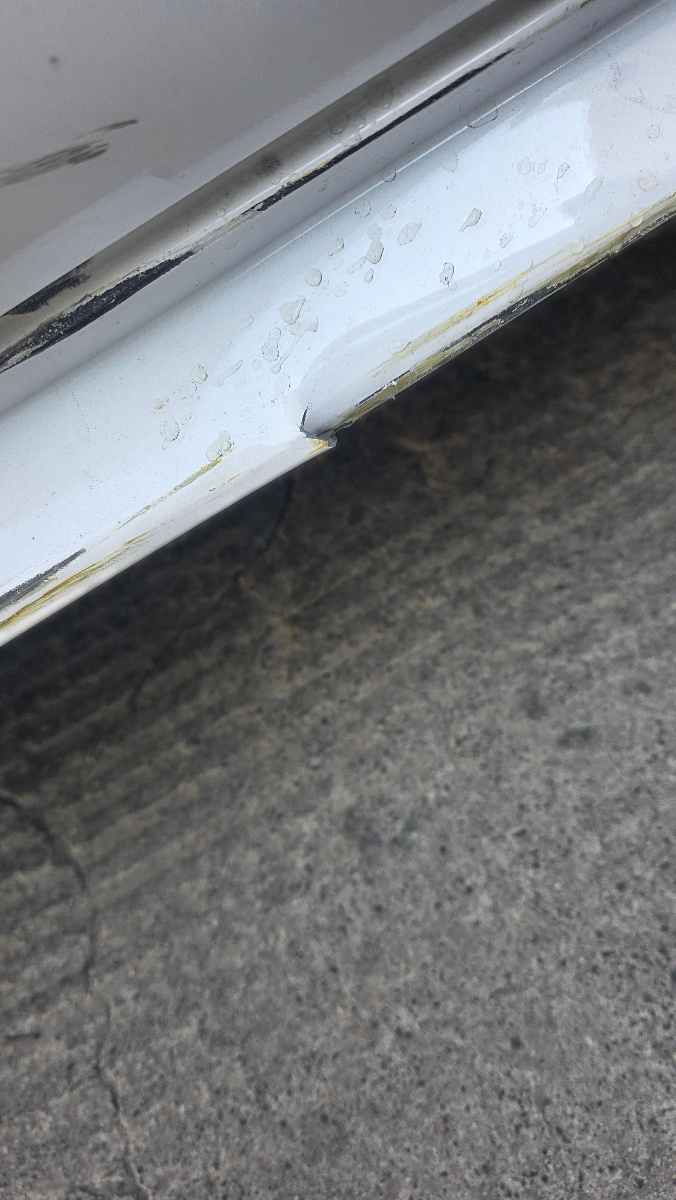 El estacione letreros de:
"NO NOS HACEMOS RESPONSABLES POR DAÑOS MATERIALES NI ROBOS DEL AUTO"