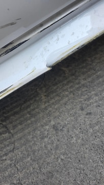 El estacione letreros de:
"NO NOS HACEMOS RESPONSABLES POR DAÑOS MATERIALES NI ROBOS DEL AUTO"