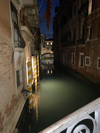 En sortant de l hôtel