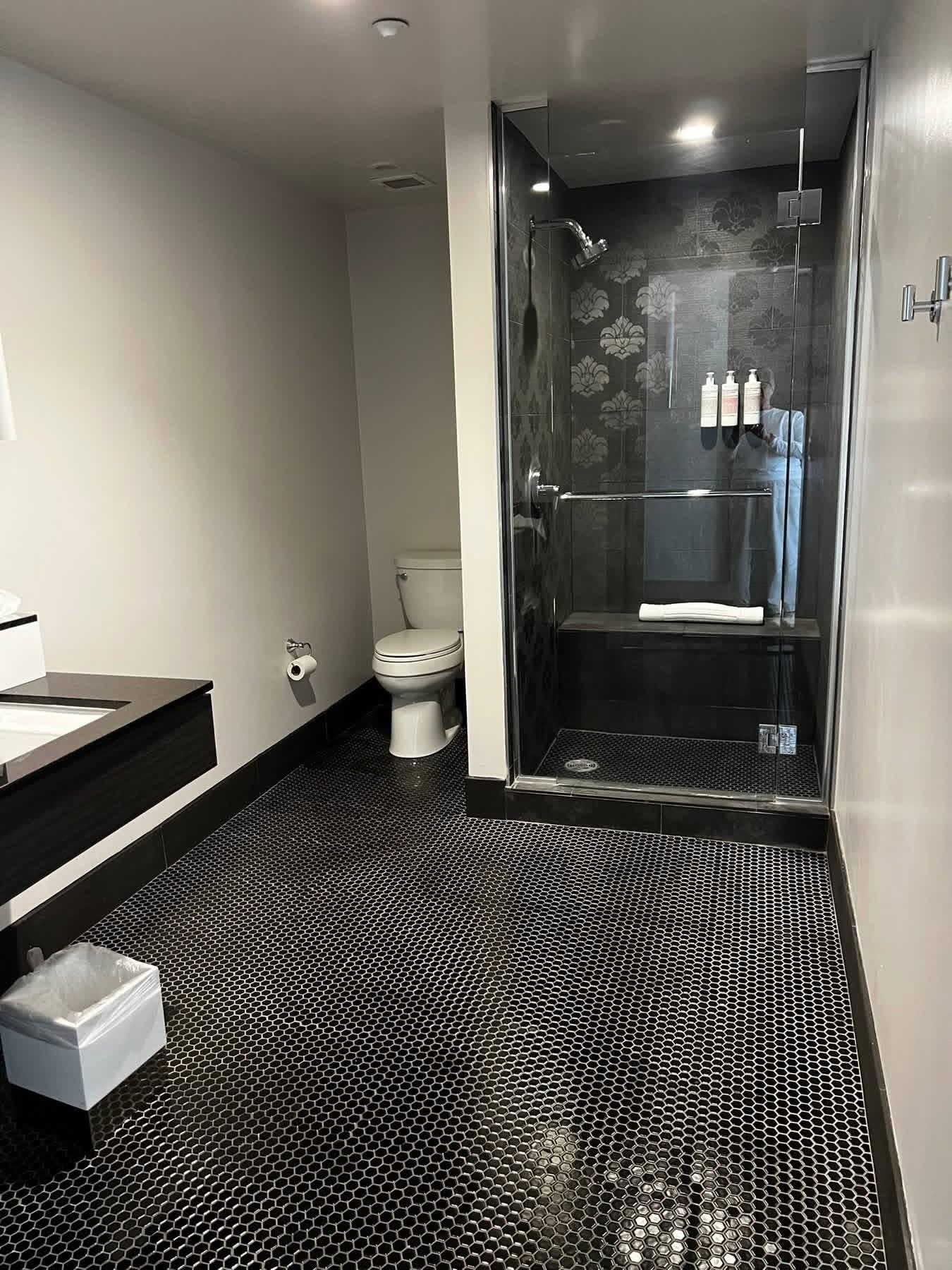 Large, clean bathroom 