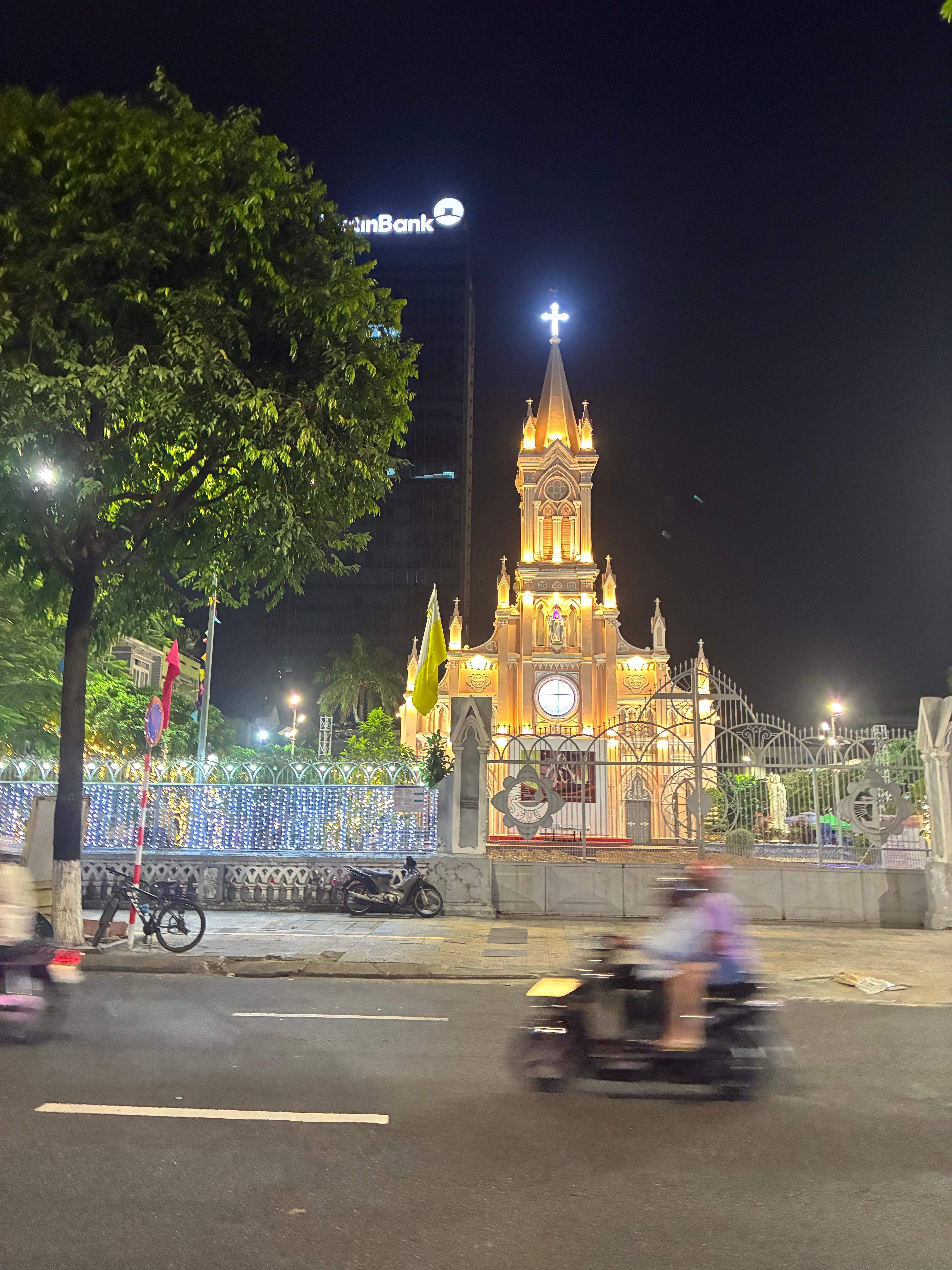 ホテルの前はハン川で後ろはダナン大聖堂です