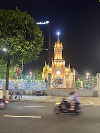 ホテルの前はハン川で後ろはダナン大聖堂です