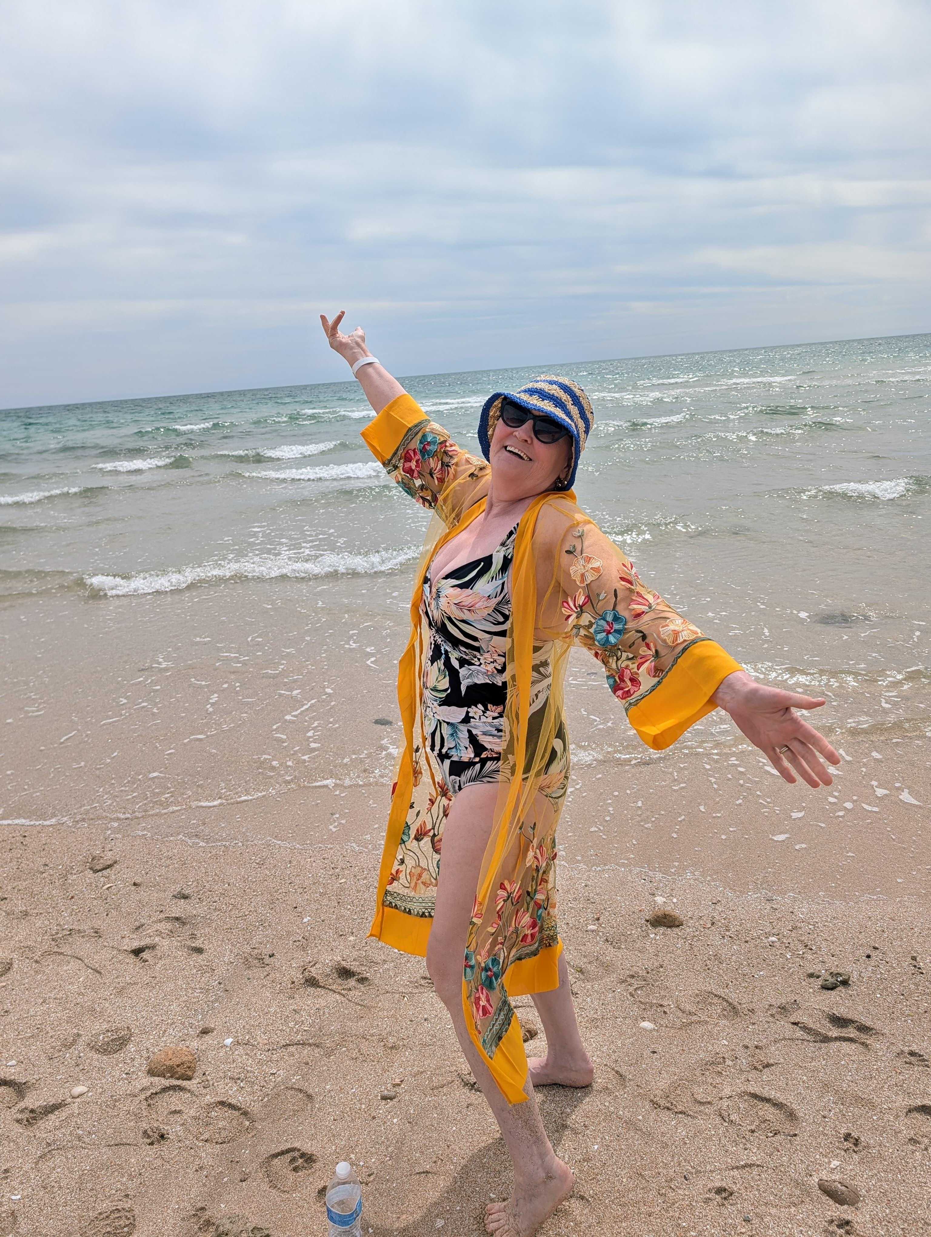 Beautiful beach condo two minutues walk to the sand.