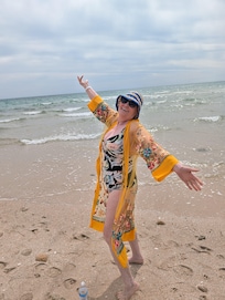 Beautiful beach condo two minutues walk to the sand.