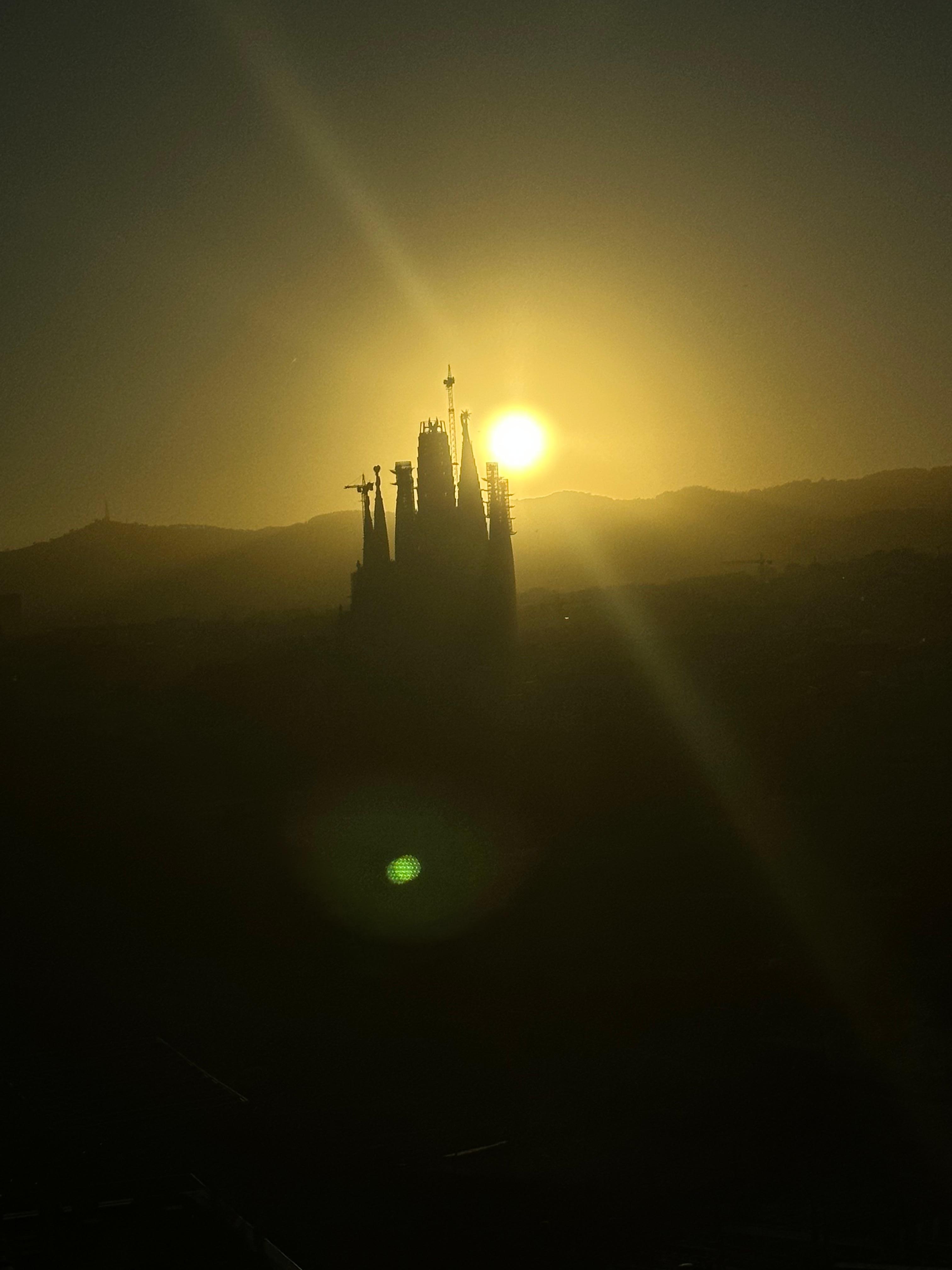 Otel teras gün batımı sagrada familia manzaralı