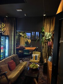 Petit salon oĂč on peut dĂ©guster cafĂ© et autres boissons chaudes Ă volontĂ©