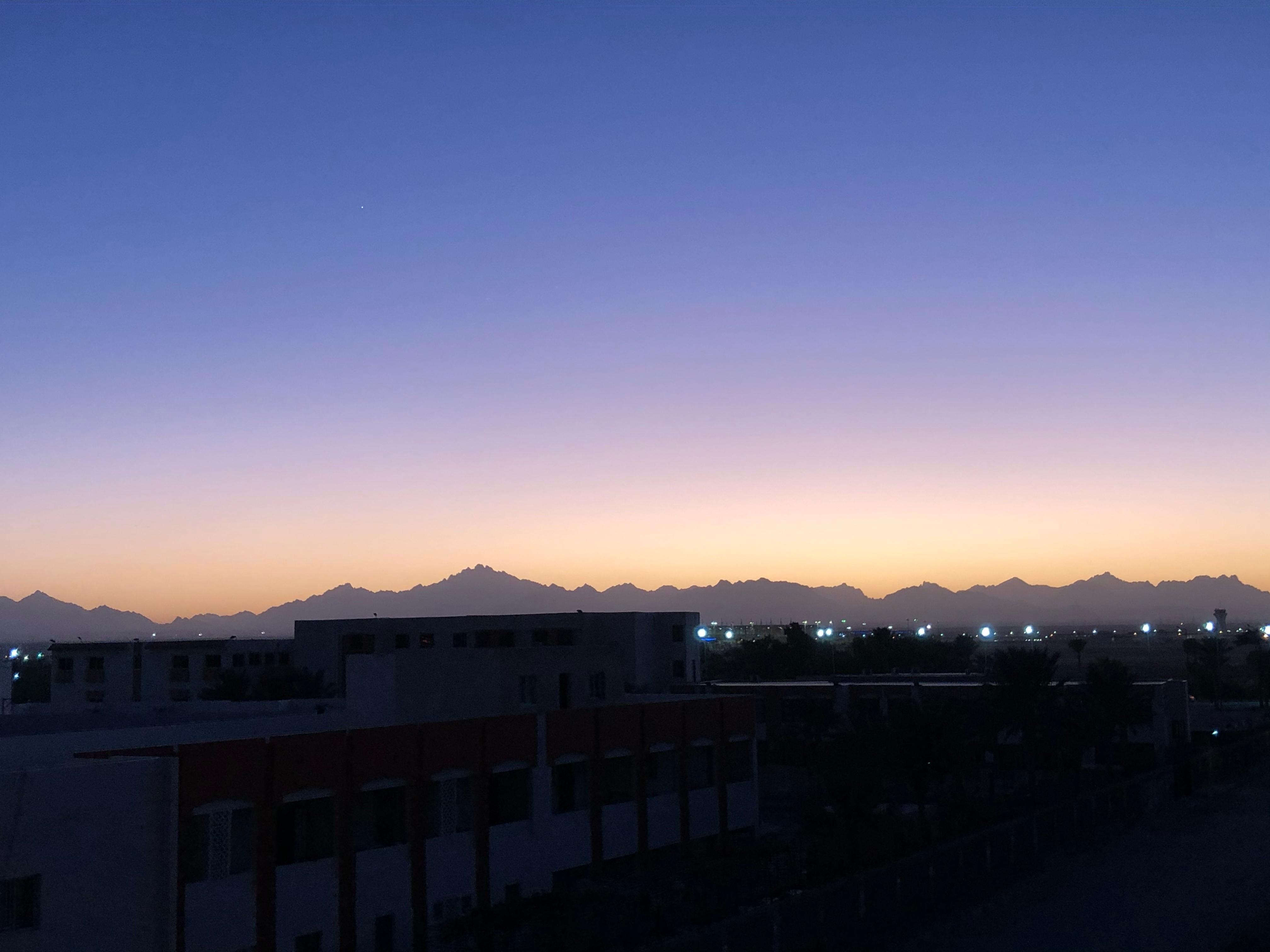 Close to airport only 10 min by taxi