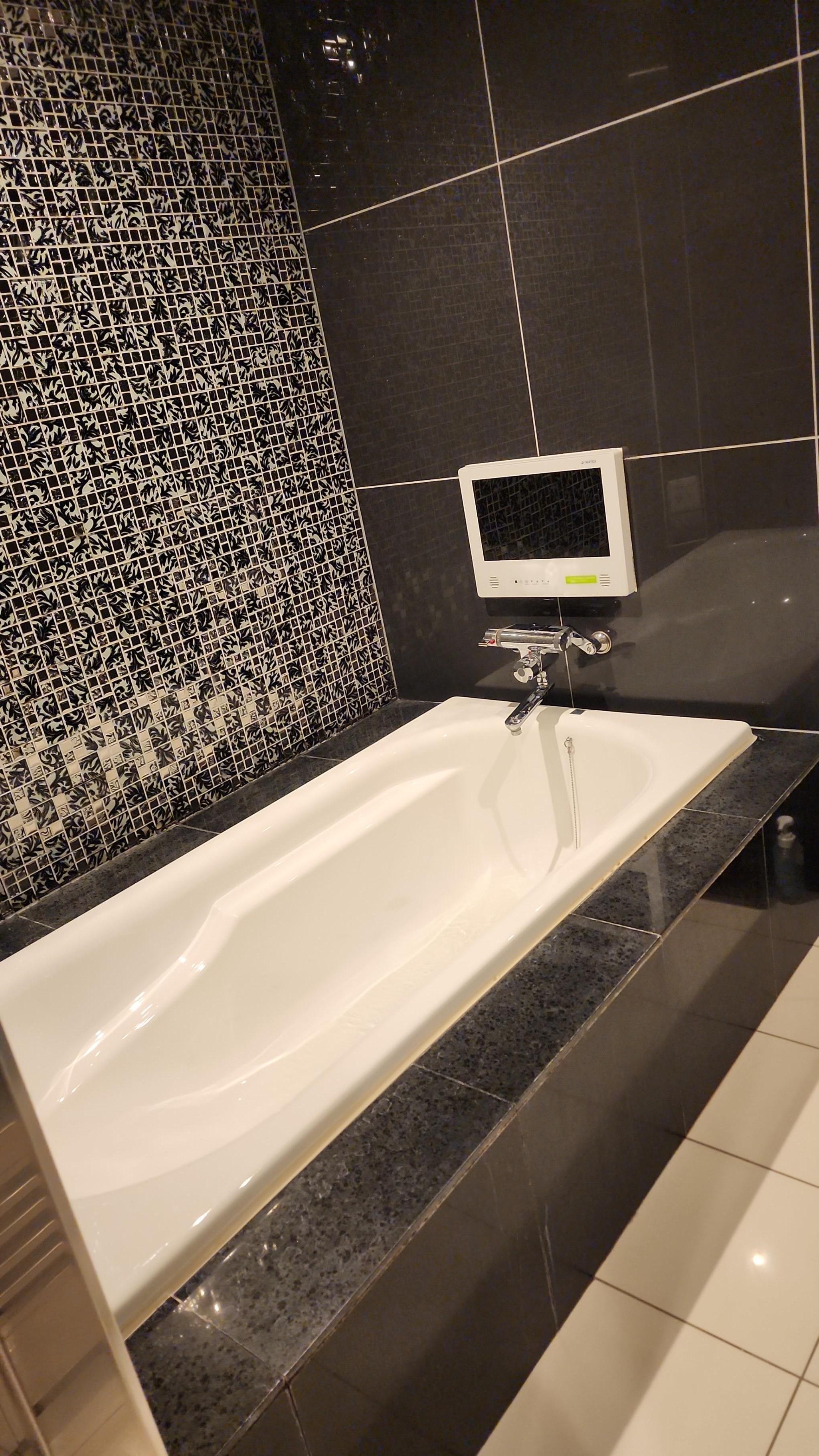 Tina con hidromasaje, tienen sobres con burbujas y en el lobby sales de baño 