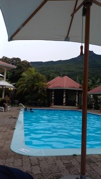Great Swimming pool safe for kids, with a brilliant mountain View.