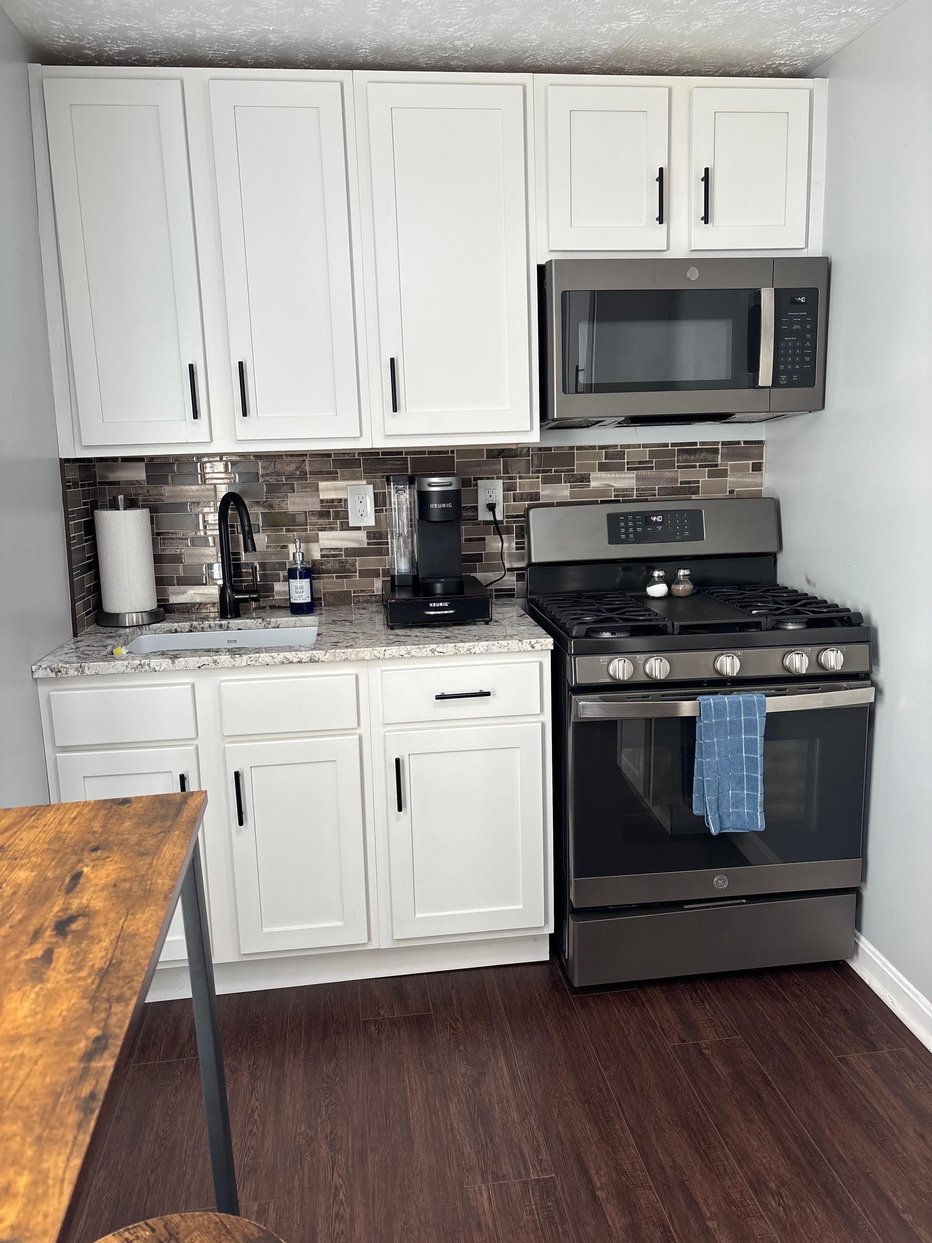 Functional kitchen. Equipped with everything I needed. 