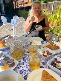 Breakfast in the garden :) love you Kathrine :) you so nice person :)