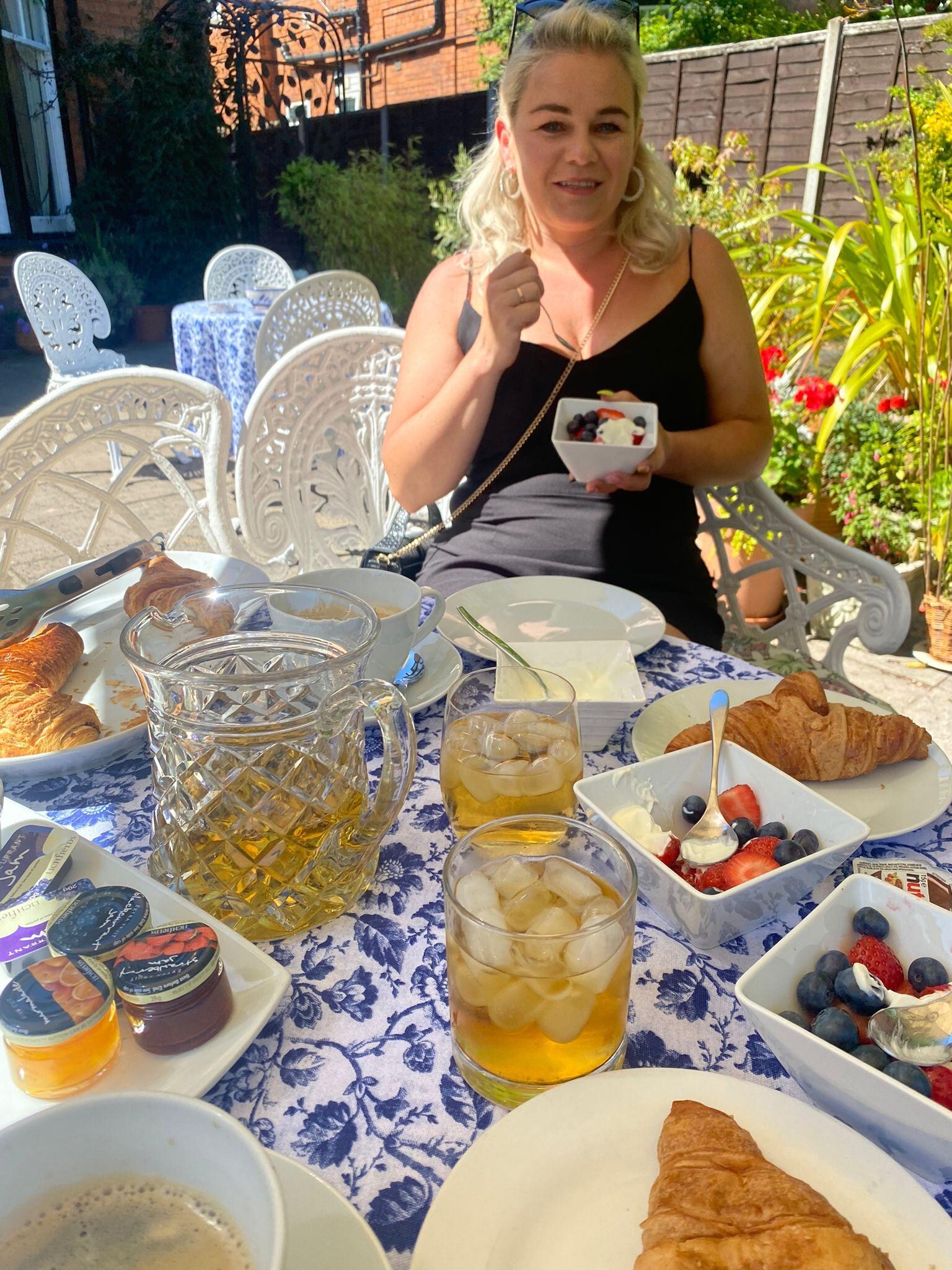 Breakfast in the garden :) love you Kathrine :) you so nice person :) 
