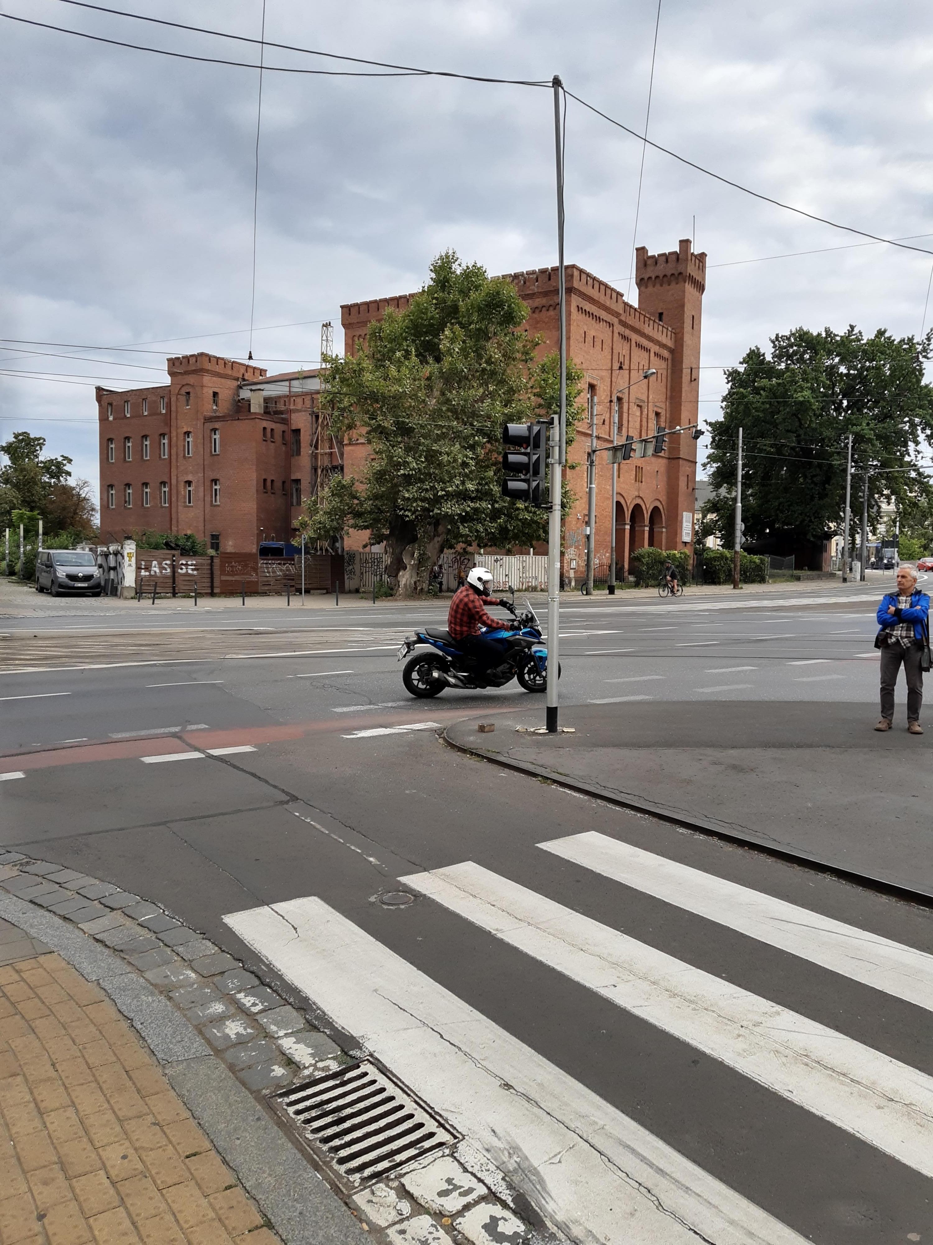 Troligen gammal kasern.