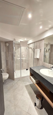Standard room, bathroom