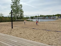 Great amenities, like little lake for paddle boats and volleyball net