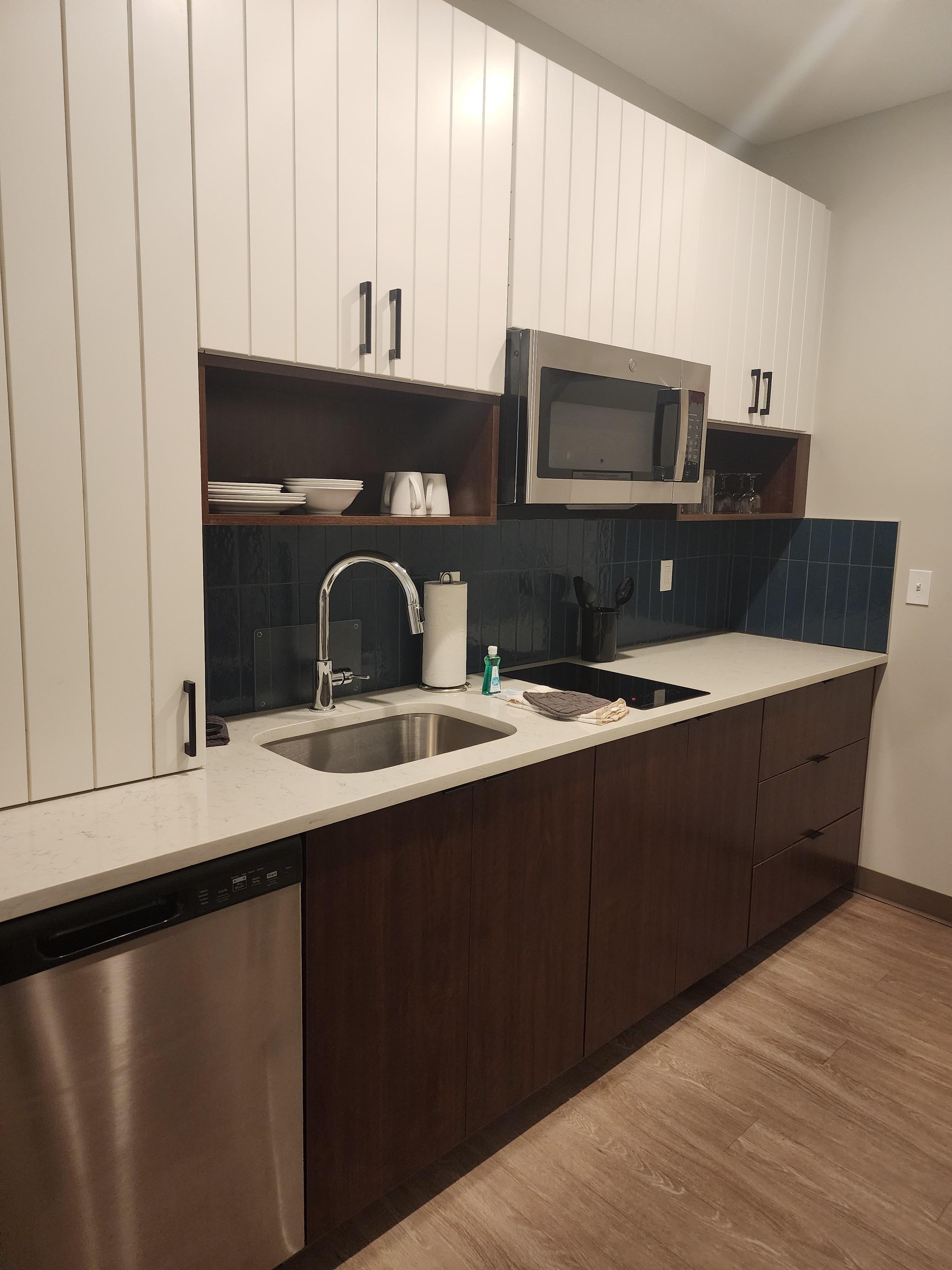 MICROWAVE, STOVE TOP , MICROWAVE, DISHES AND EVERYTHING YOU NEED. I DIDN'T  HAVE A TOOTH BRUSH. THATS NOT THERE FAULT. I AM VERY IMPRESSED. GREAT FREE BREAKFAST TOO.