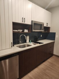 MICROWAVE, STOVE TOP , MICROWAVE, DISHES AND EVERYTHING YOU NEED. I DIDN'T HAVE A TOOTH BRUSH. THATS NOT THERE FAULT. I AM VERY IMPRESSED. GREAT FREE BREAKFAST TOO.