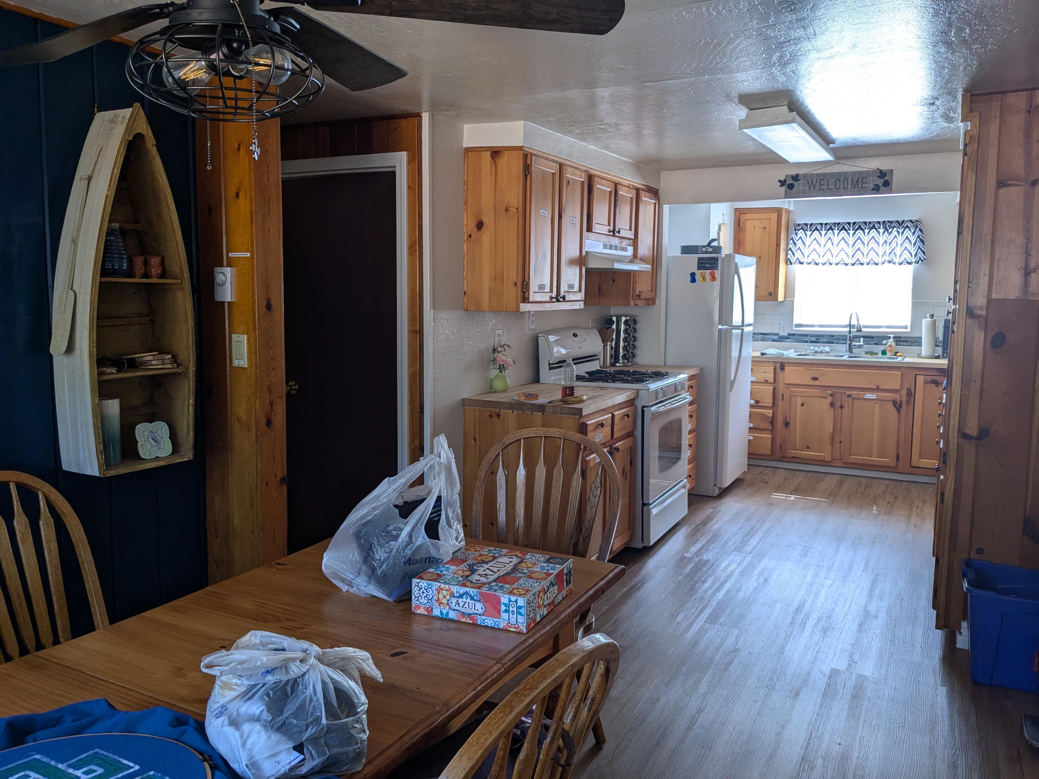 Equipped kitchen and dining area 