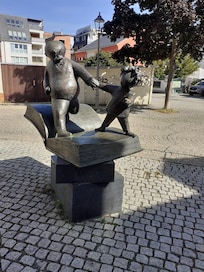 Vater und Sohn Denkmal vor dem Erich Ohser Haus und dem Vogtlandmuseum in der Nobelstraße.