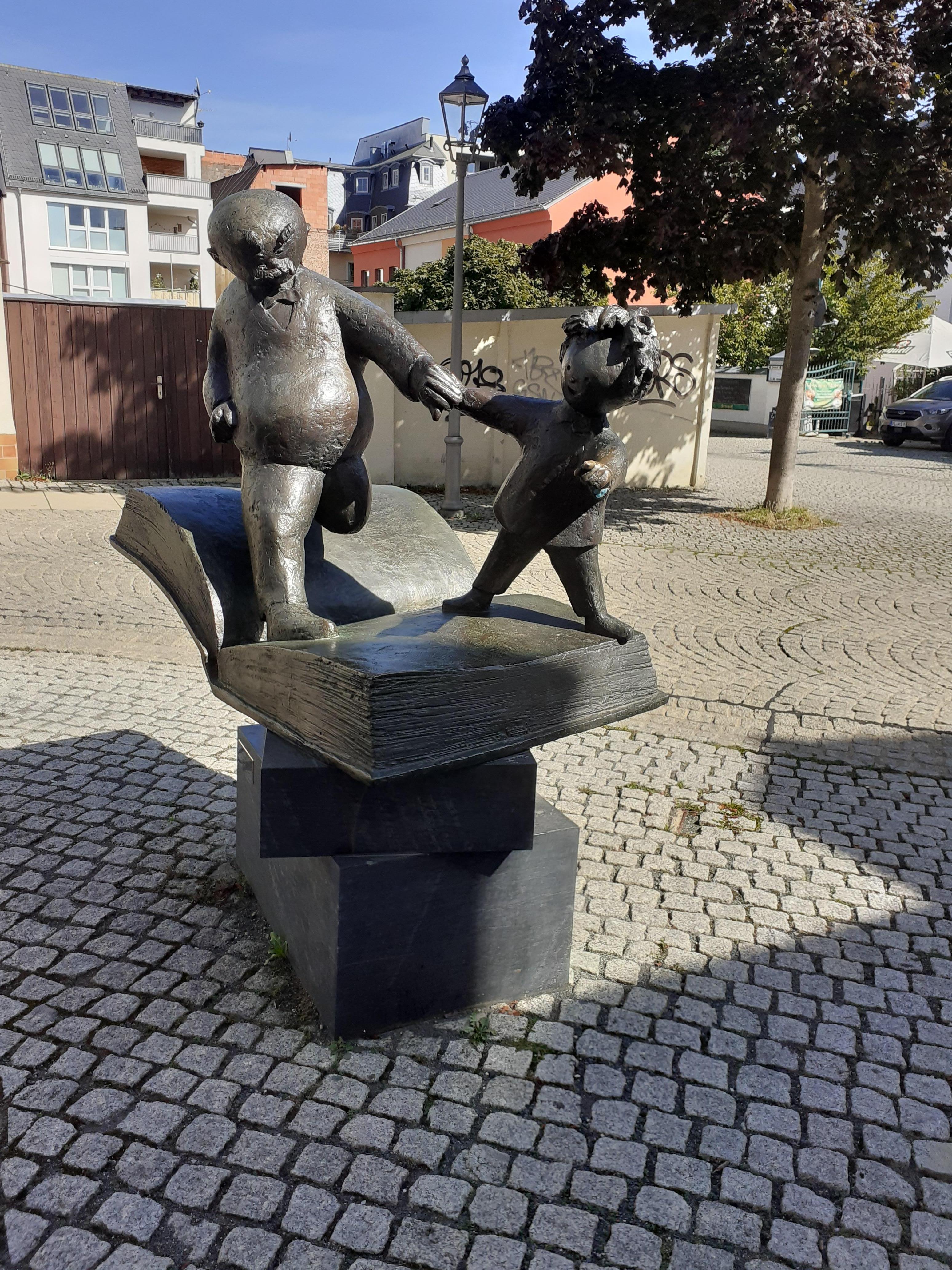 Vater und Sohn Denkmal vor dem Erich Ohser Haus und dem Vogtlandmuseum in der Nobelstraße.