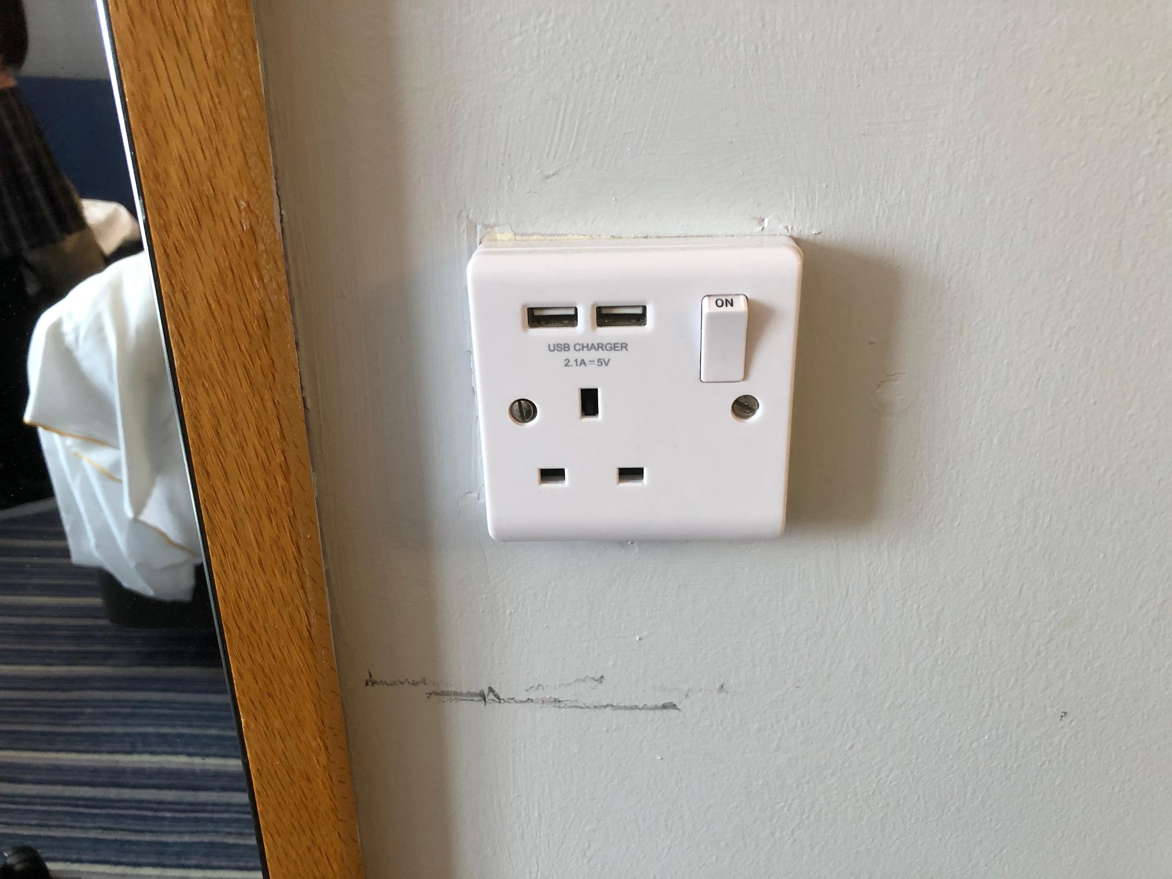 在鏡旁的電制是損壞的 (即無電源)，你能為手機及平板充電