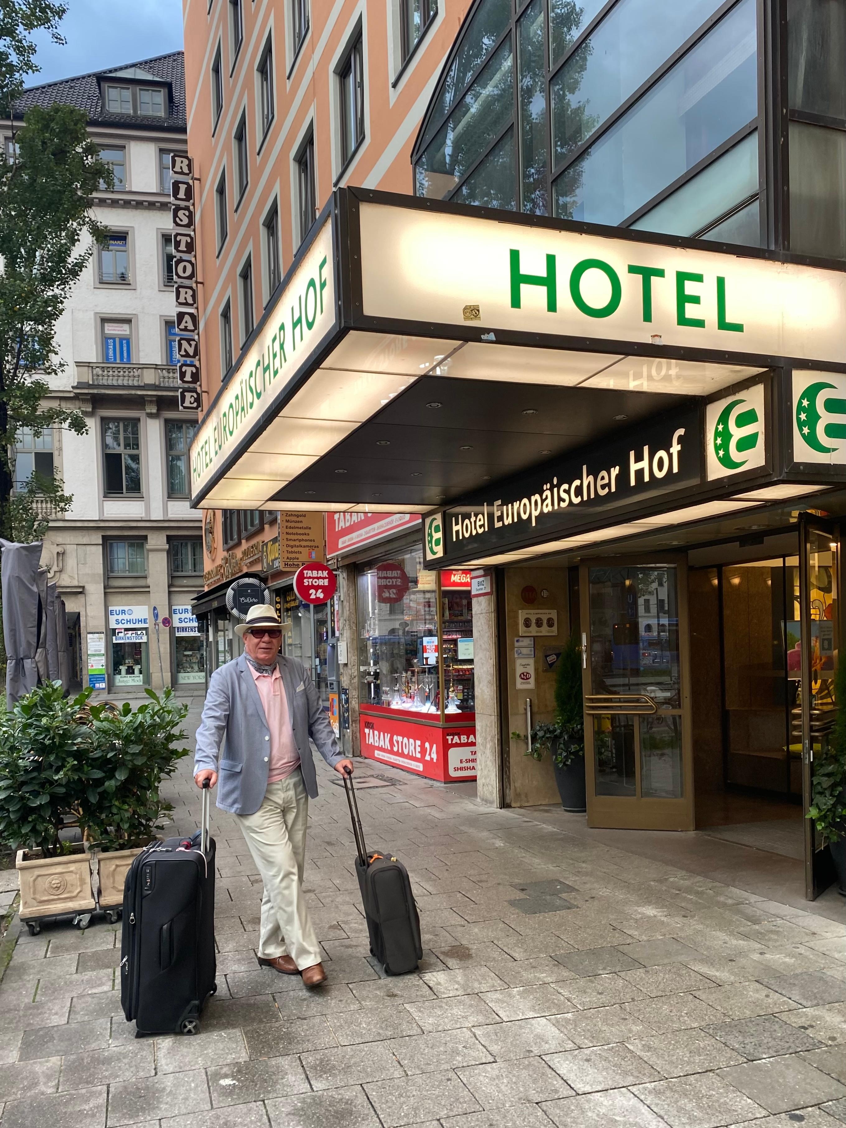 Kun 2 min gange til Jernbane stasjonen. Helt grei standard på hotellet.