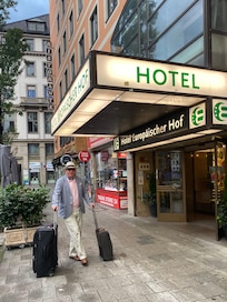 Kun 2 min gange til Jernbane stasjonen. Helt grei standard på hotellet.