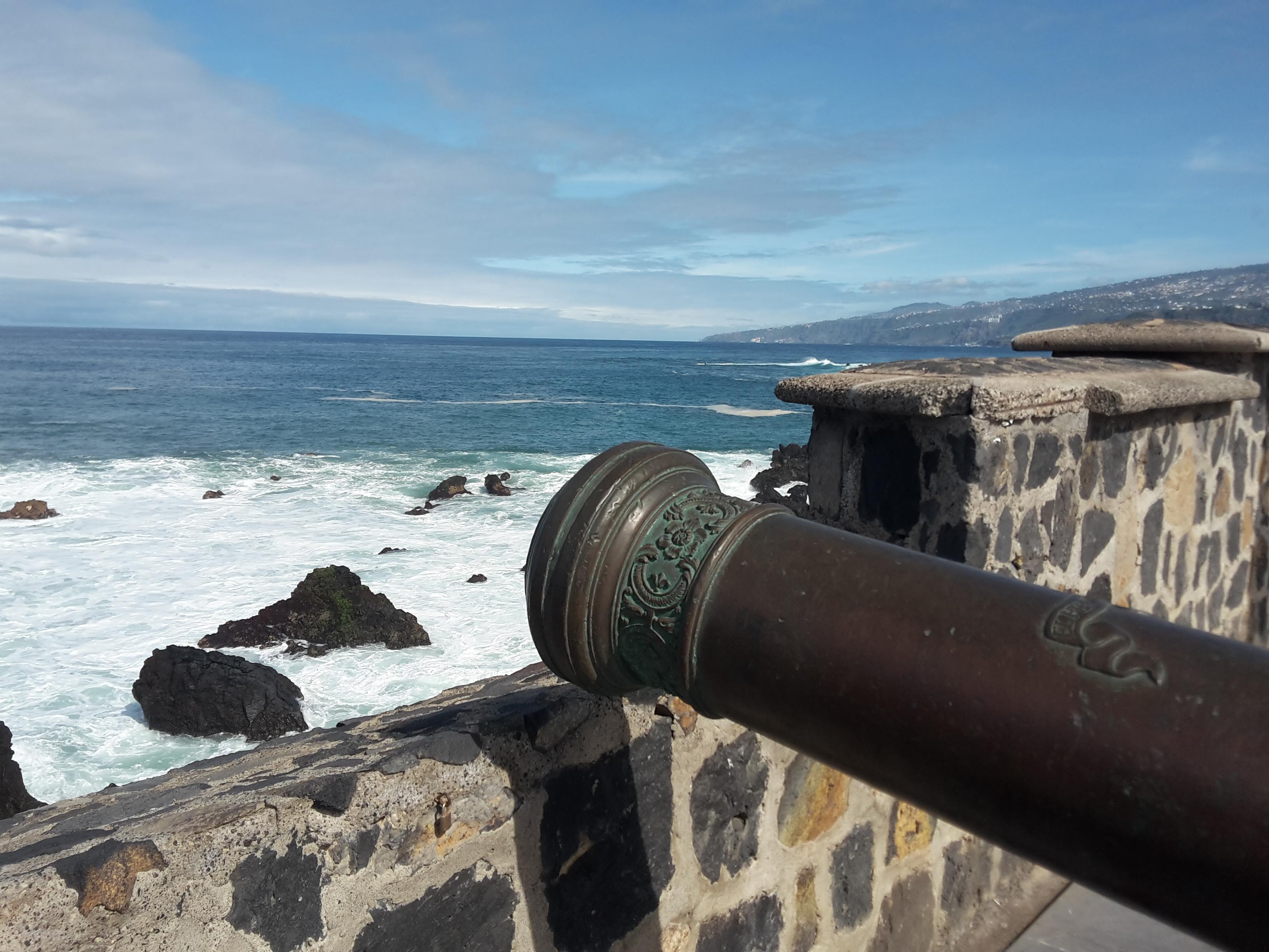 Blick von der befestigten Altstadt auf den Atlantik. 