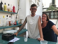 2 des bénévoles nous servant les apéritifs (1verre de sangria gratuit)