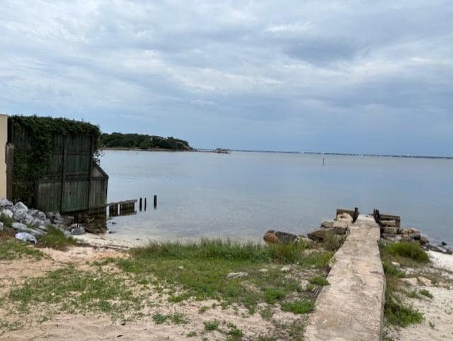 Fishing pier behind hotel