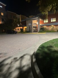 Only at the entrance they have lights. The rest of the parking lot doesn’t have lights.