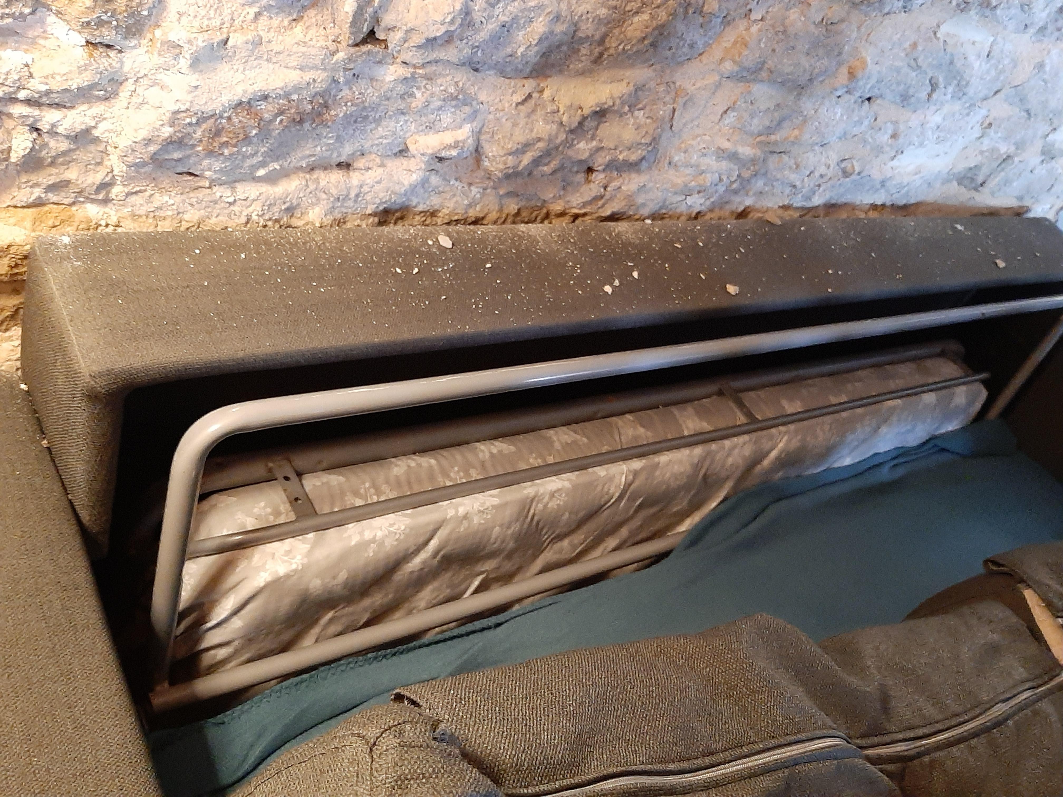 Canape defonce matelas non protege poussiereux